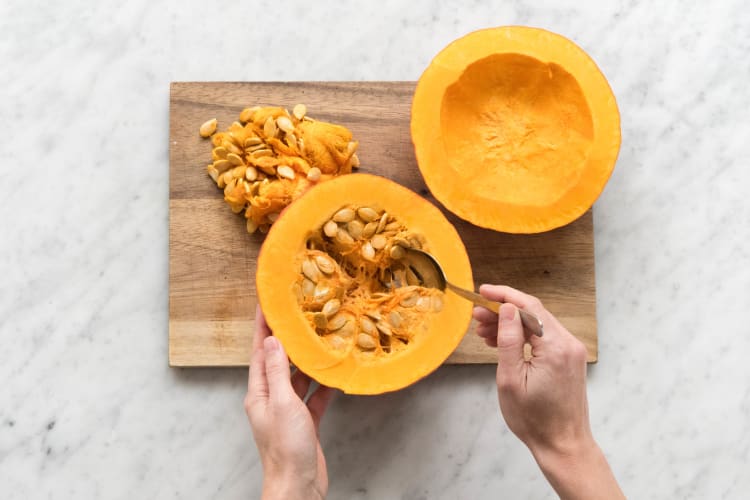 Mit Apfel-Couscous gefüllter Kürbis Rezept | HelloFresh