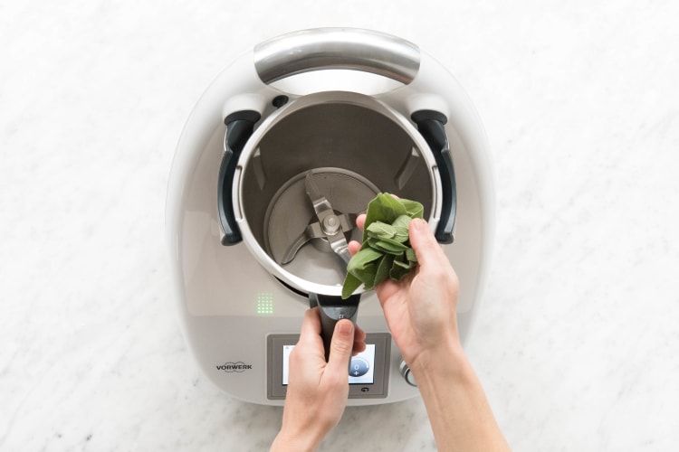 Salbeiblätter in den Mixtopf geben