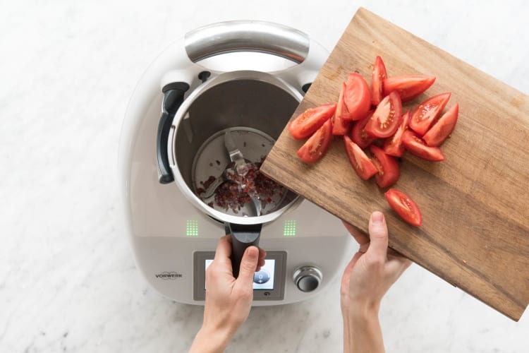 Tomatenachtel zugeben