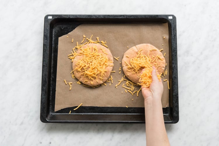 Pita-Brote mit Cheddar bestreuen