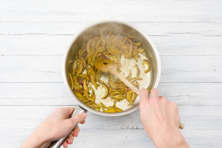 Curry-Paste zufügen und anbraten
