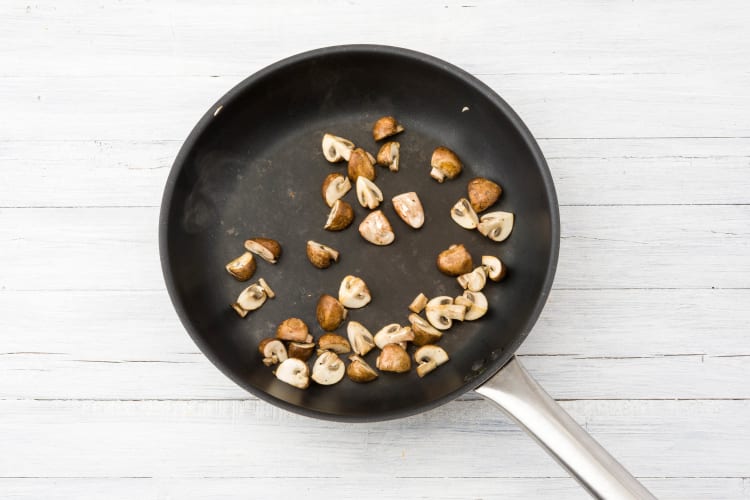 Champignons-Viertel anbraten