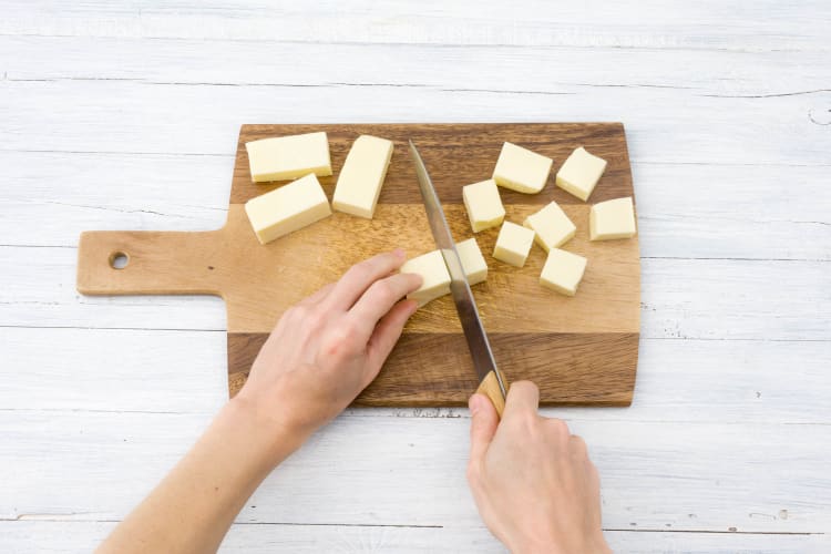 Tofu in mundgerechte Stücke schneiden