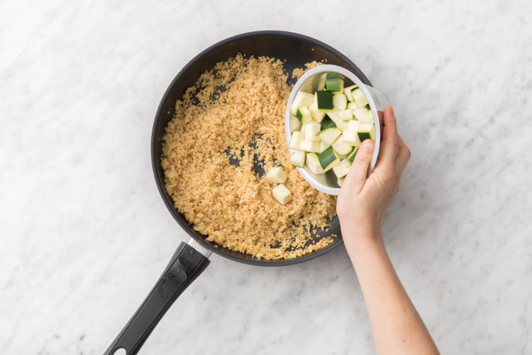 Voeg halverwege de courgette toe
