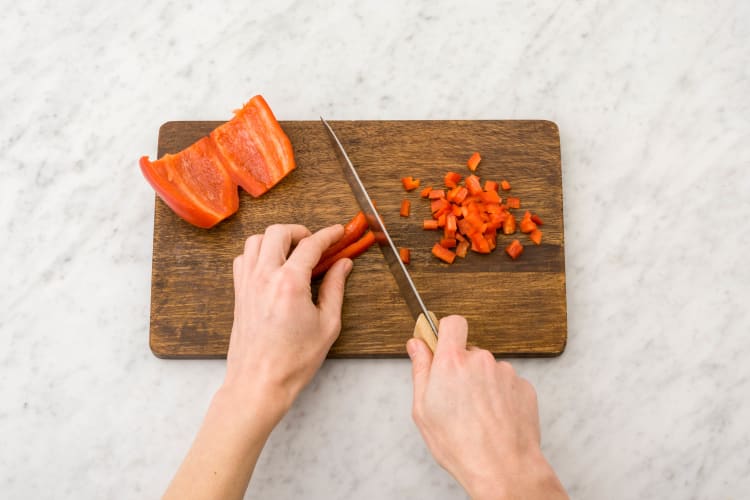 Paprika fein würfeln