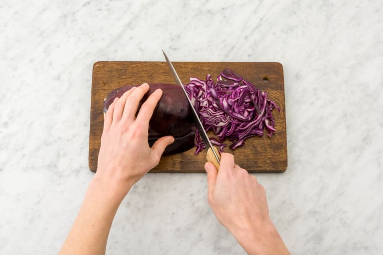 Rotkohl in feine Streifen schneiden