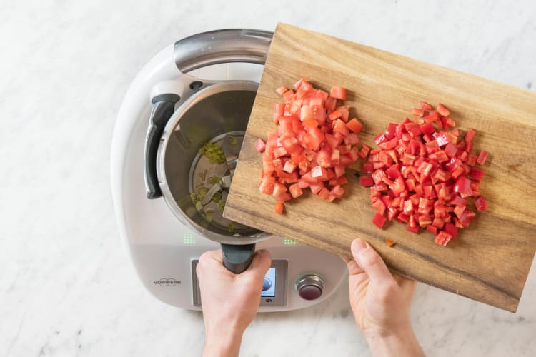 Paprika- und Tomatenwürfel in den Mixtopf geben
