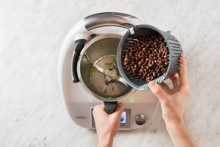 Schwarze Bohnen in den Mixtopf geben
