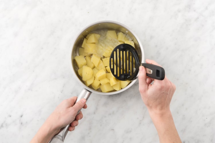 Écraser les pommes de terre et l’oignon pour en faire une purée