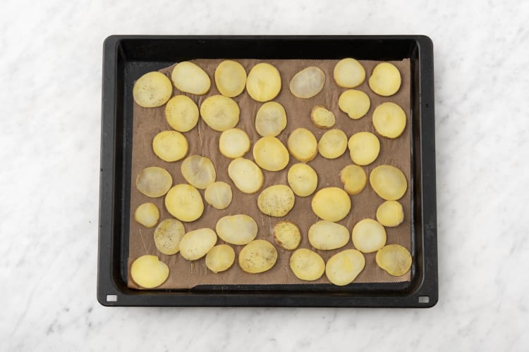 Besprenkel de aardappelen met de olijfolie en breng op smaak met peper en zout