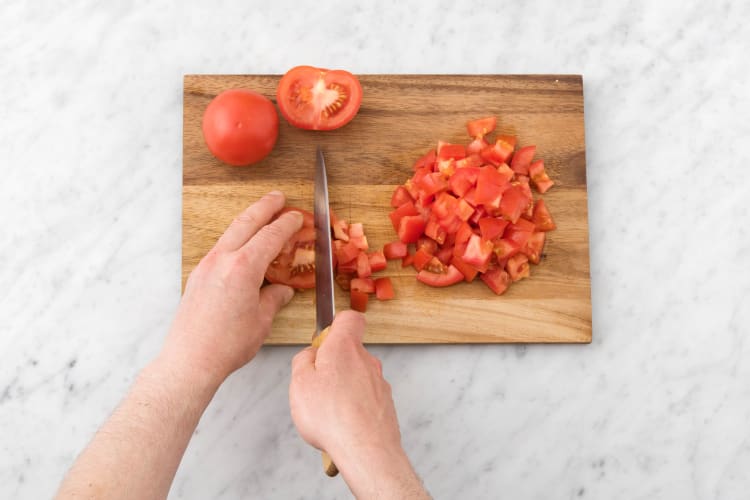 Snijd tomaat in blokjes