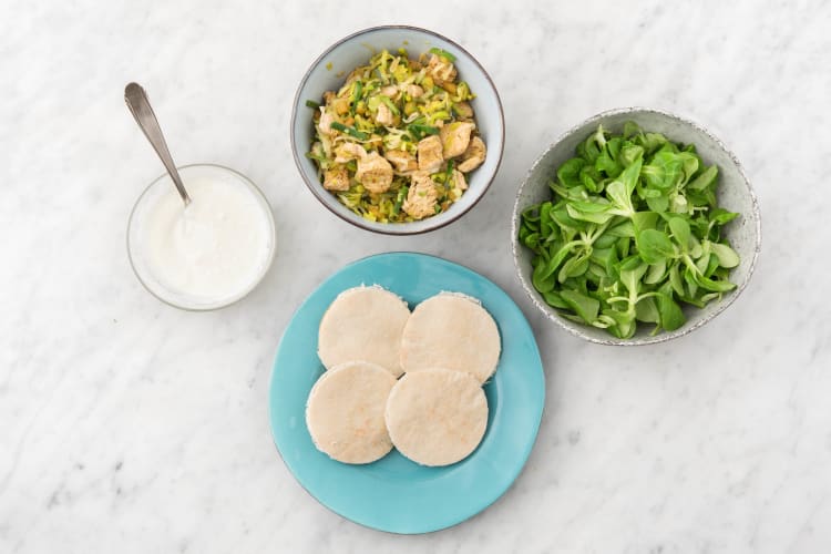 Verdeel de pitabroodjes over de borden. Laat iedereen aan tafel zelf de pitabroodjes beleggen met de kalkoenshoarma, yoghurt en salade