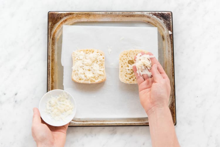 Ciabatta-Brötchen mit geriebenen Pecorino bestreuen