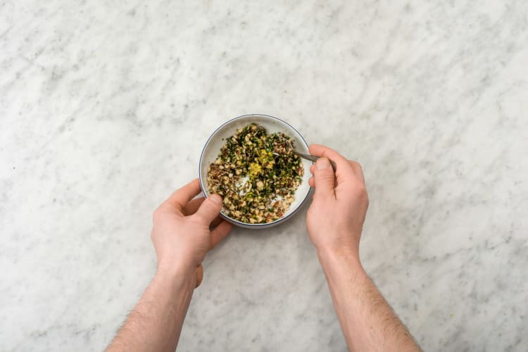 Meng voor de dukkah de kruiden, hazelnoten en knoflook met de extra vierge olijfolie, mosterd, peper en zout in een kom