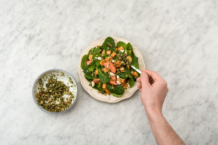 Garneer met de hazelnoot-dukkah en besprenkel met extra vierge olijfolie naar smaak