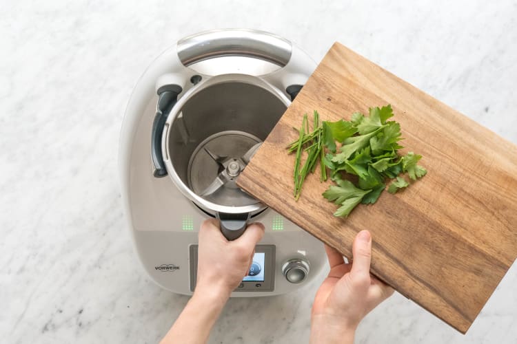 Koriander in den Mixtopf geben