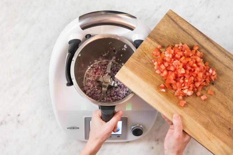 Tomatenwürfel zugeben