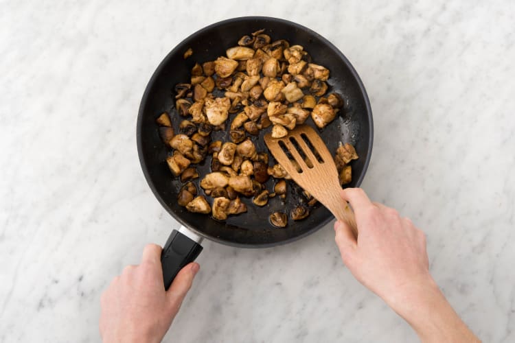 Saisir les champignons et les dés de poulet marinés