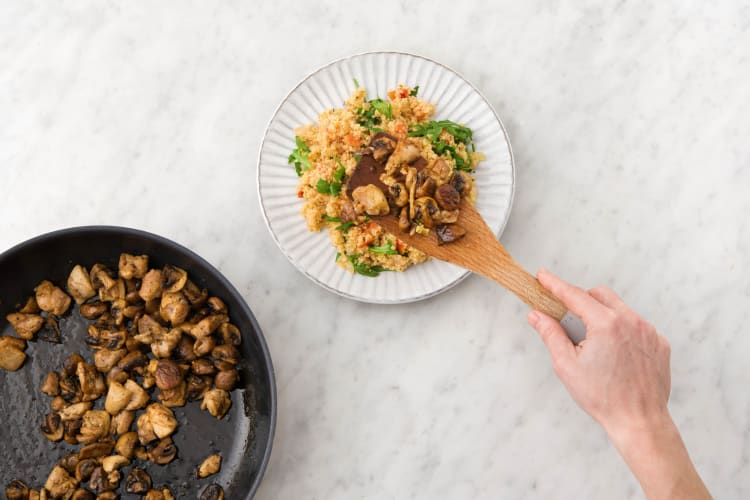 Accompagner des champignons et des dés de poulet.