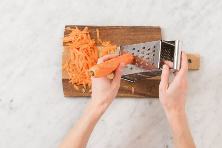 Karotten schälen und mit einer Gemüsereibe grob raspeln