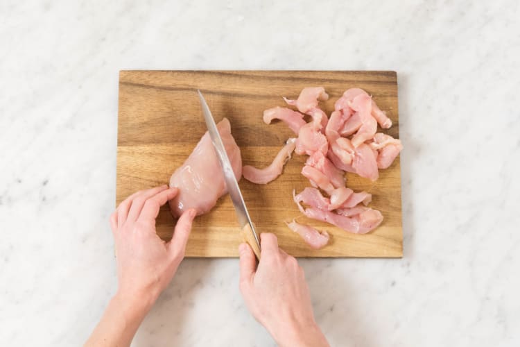 Hähnchen in Streifen schneiden