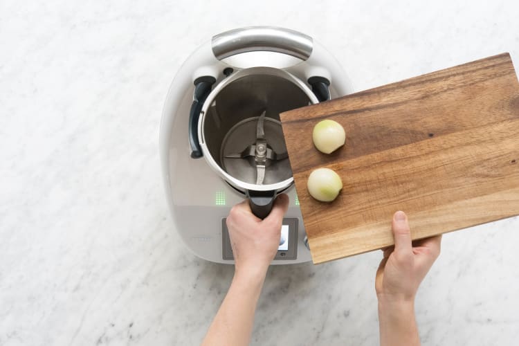 Zwiebeln klein hacken