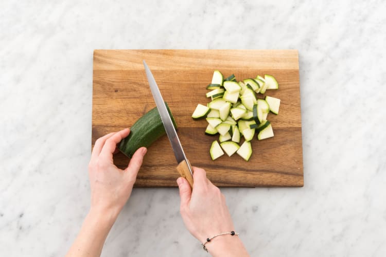 Snijd de courgette in kleine partjes.