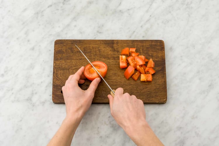 Snijd de tomaat in blokjes.