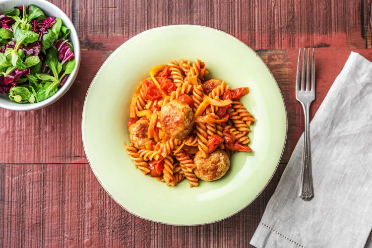 Serveren van de pasta met salade.