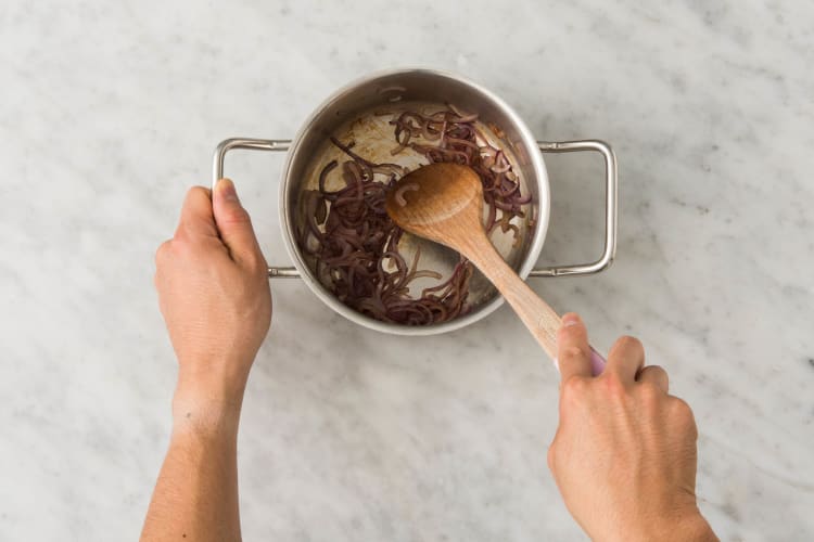 ZWIEBELADE KOCHEN